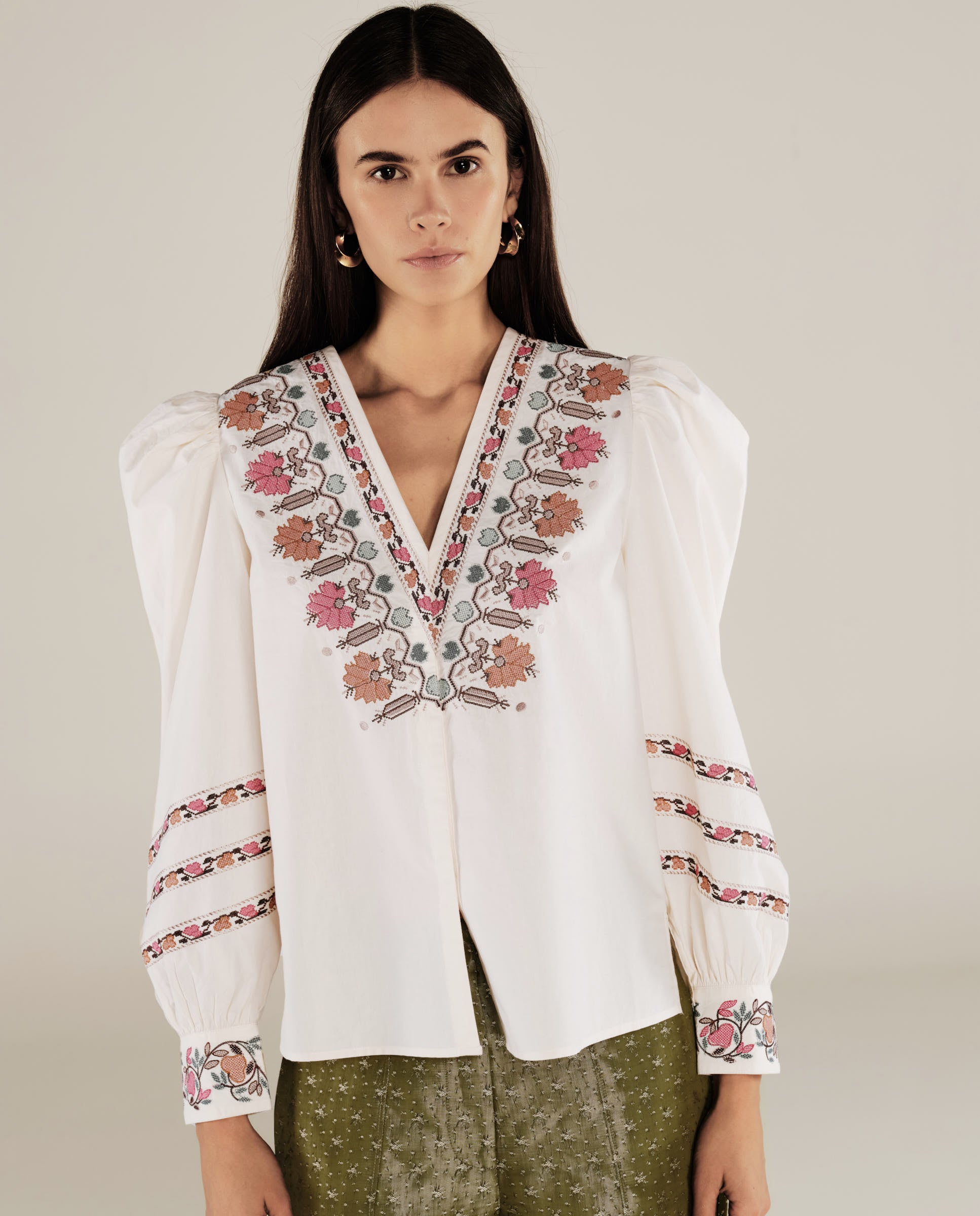 DEVIKA | Blusa de Algodón Crema con Bordado Floral