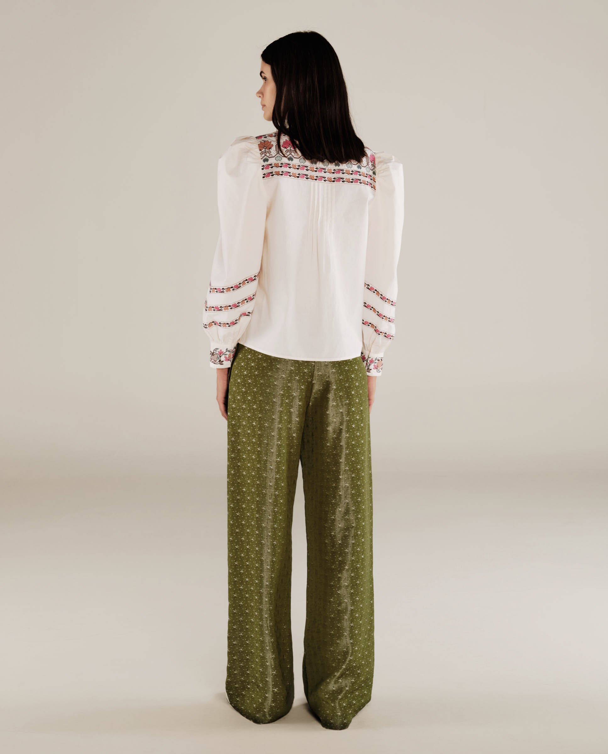 DEVIKA | Blusa de Algodón Crema con Bordado Floral
