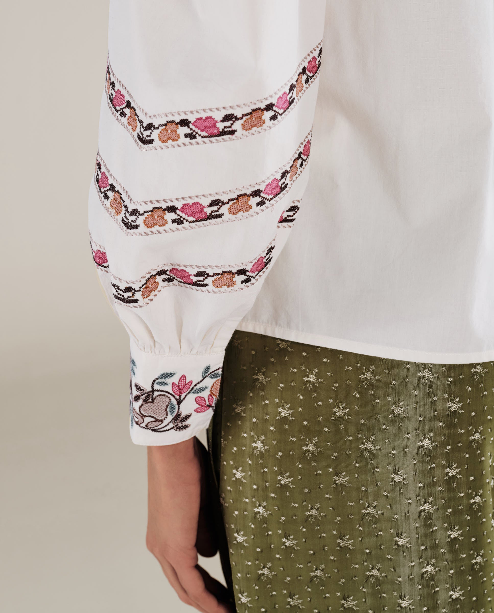 DEVIKA | Blusa de Algodón Crema con Bordado Floral