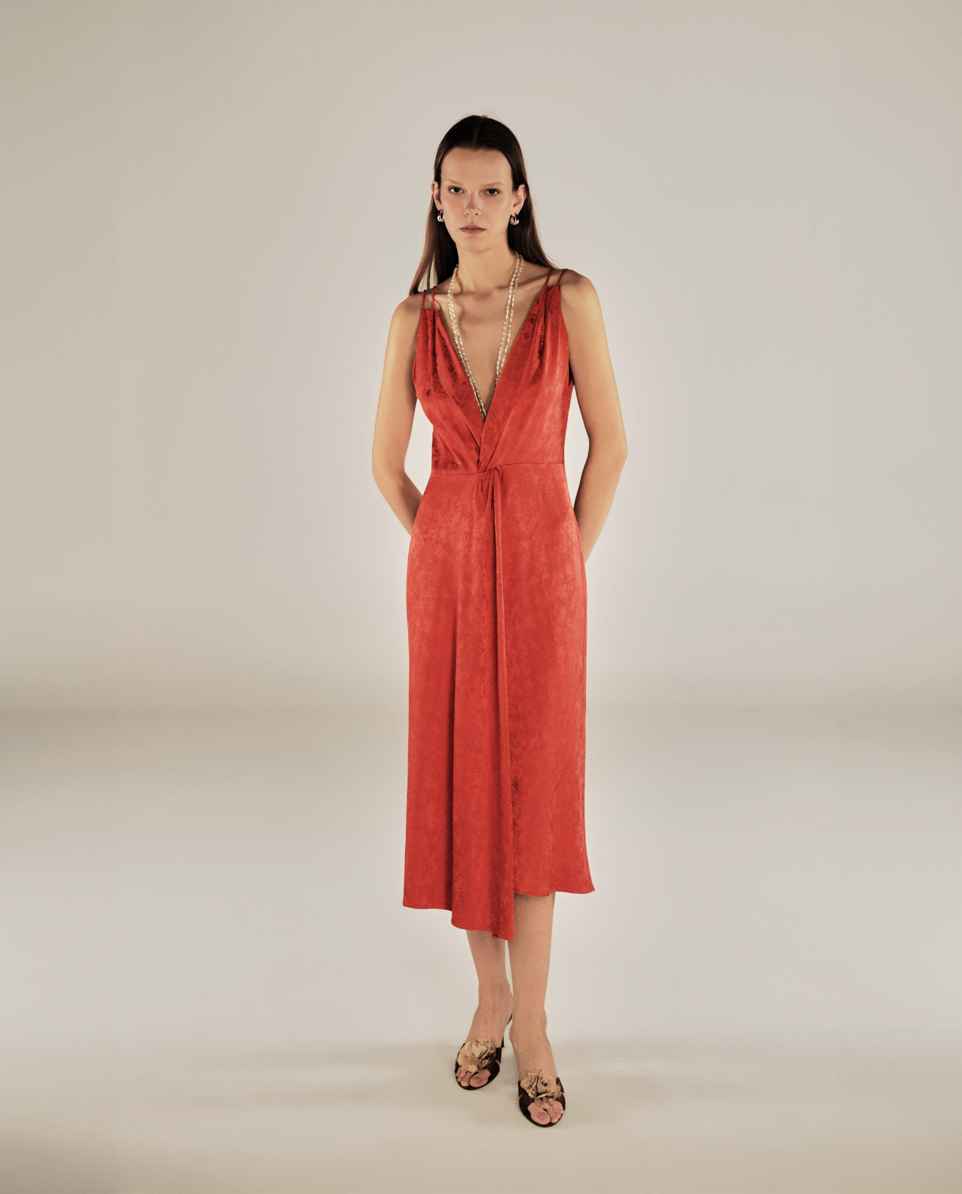 LATINA | Vestido Midi Rojo de Jacquard con Frente Retorcido y Escote en V