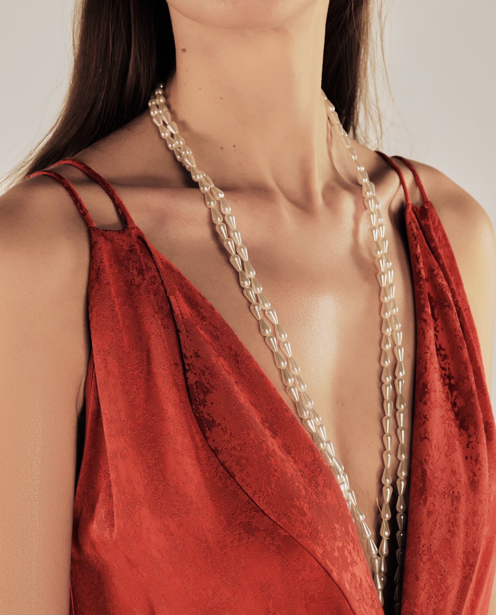 LATINA | Vestido Midi Rojo de Jacquard con Frente Retorcido y Escote en V