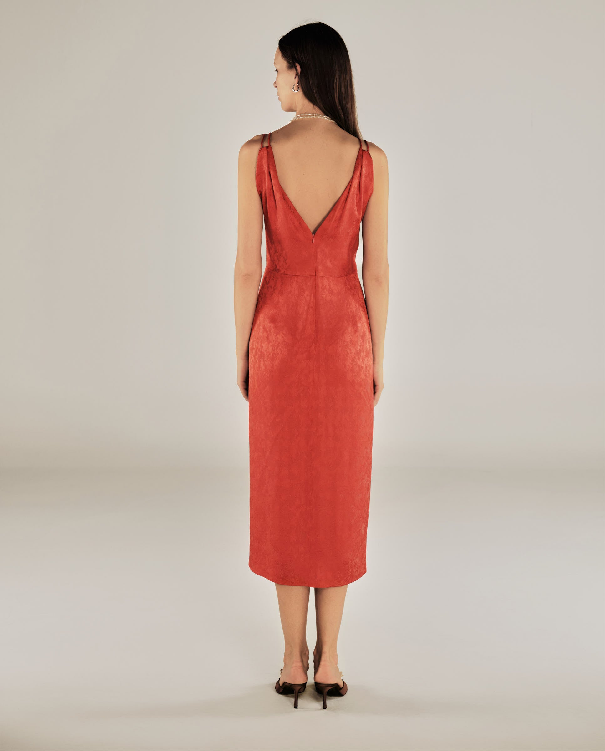 LATINA | Vestido Midi Rojo de Jacquard con Frente Retorcido y Escote en V