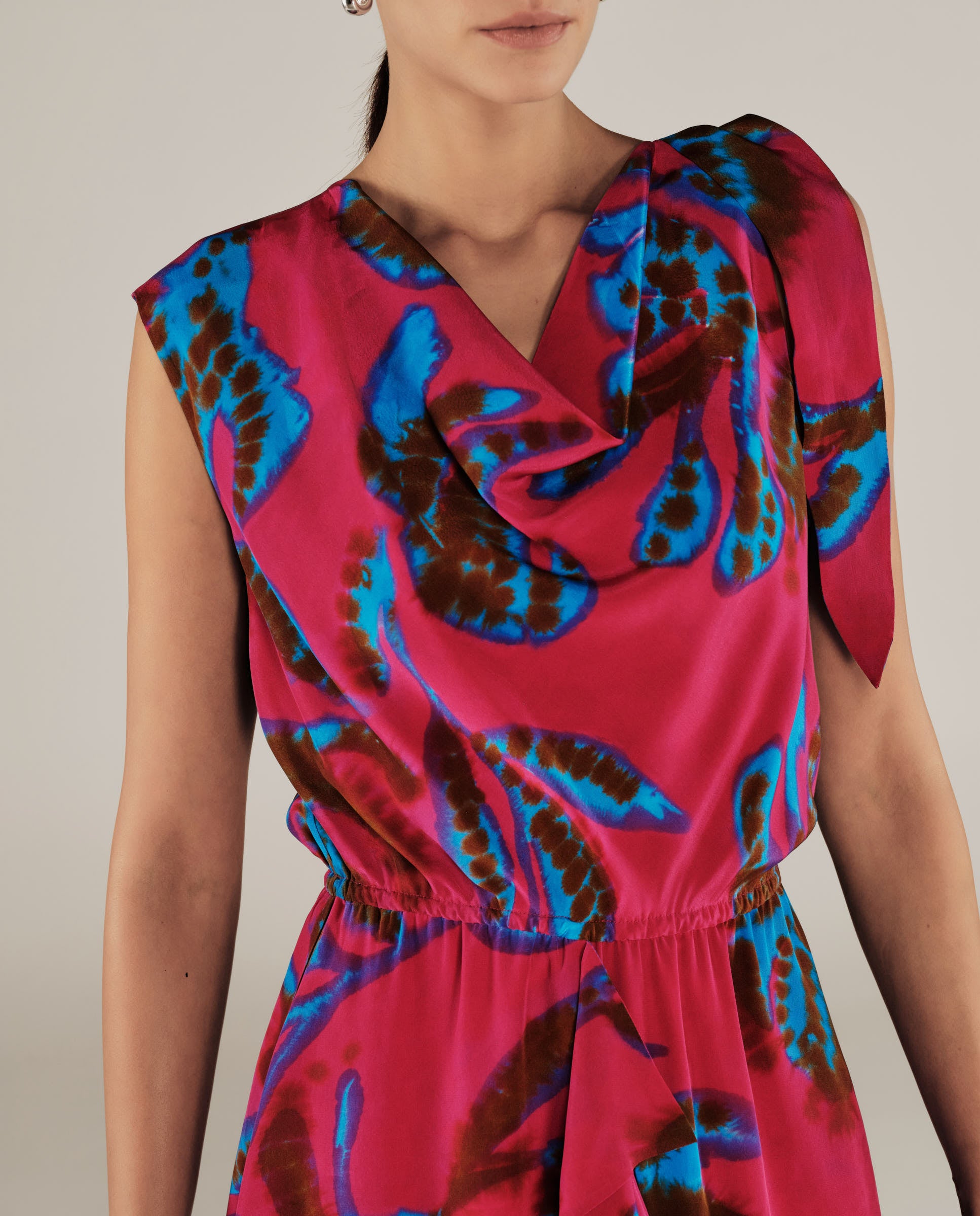 CHETANA | Vestido Corto de Flores en Magenta y Azul