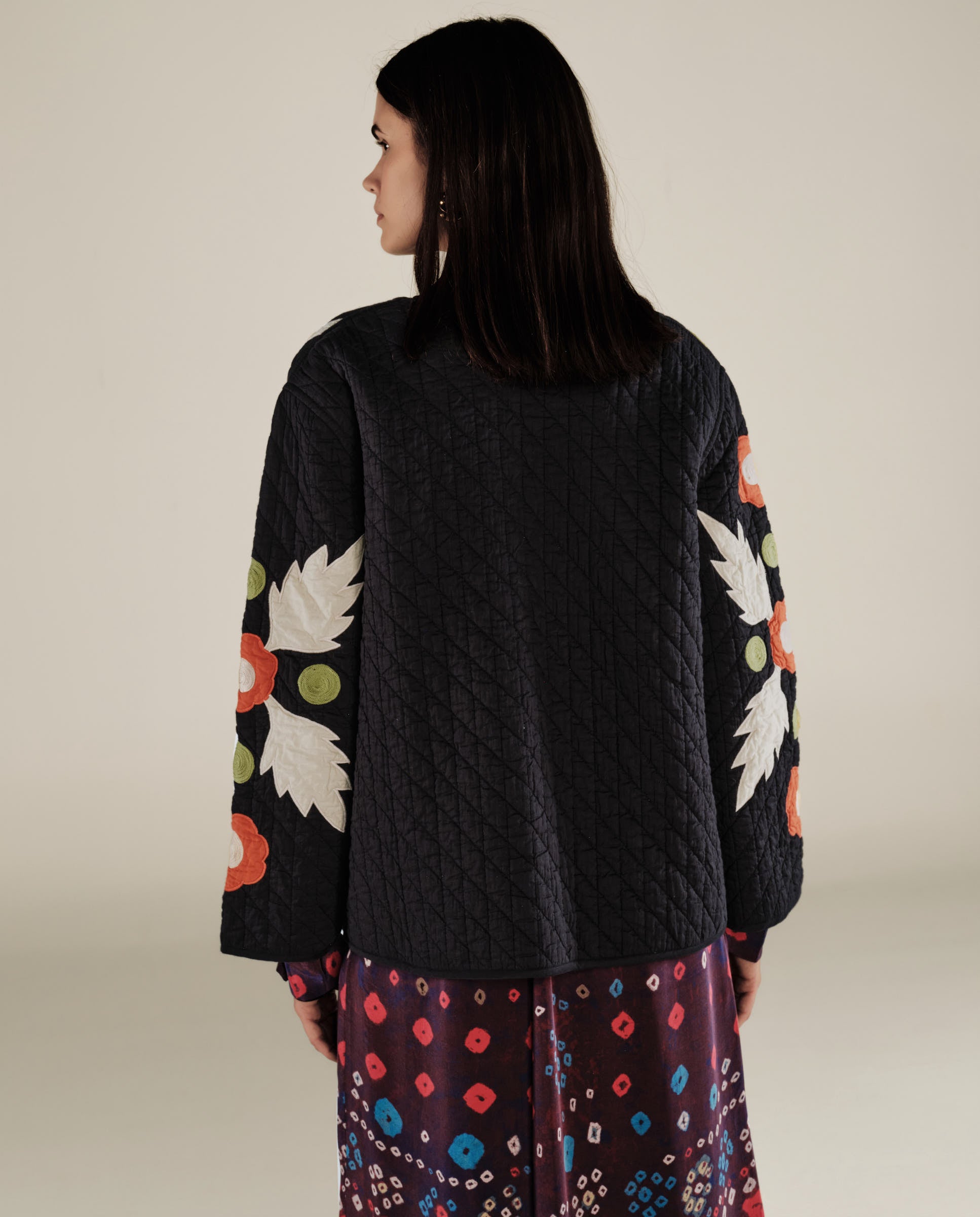 BLOSSOM | Chaqueta de Algodón Negra con Apliques Florales