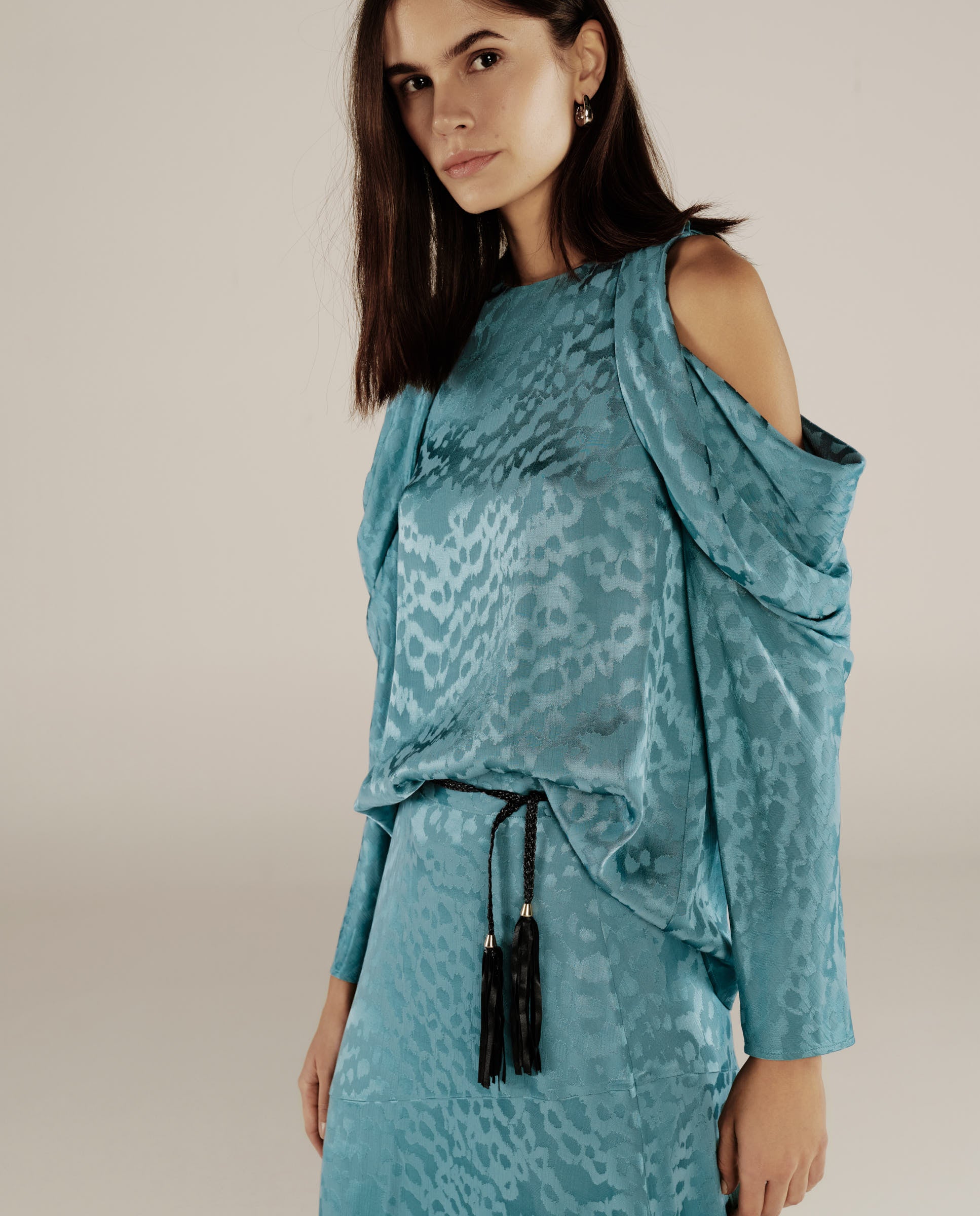 BHAKTI | Blusa Jacquard Azul Turquesa Hombros Descubiertos