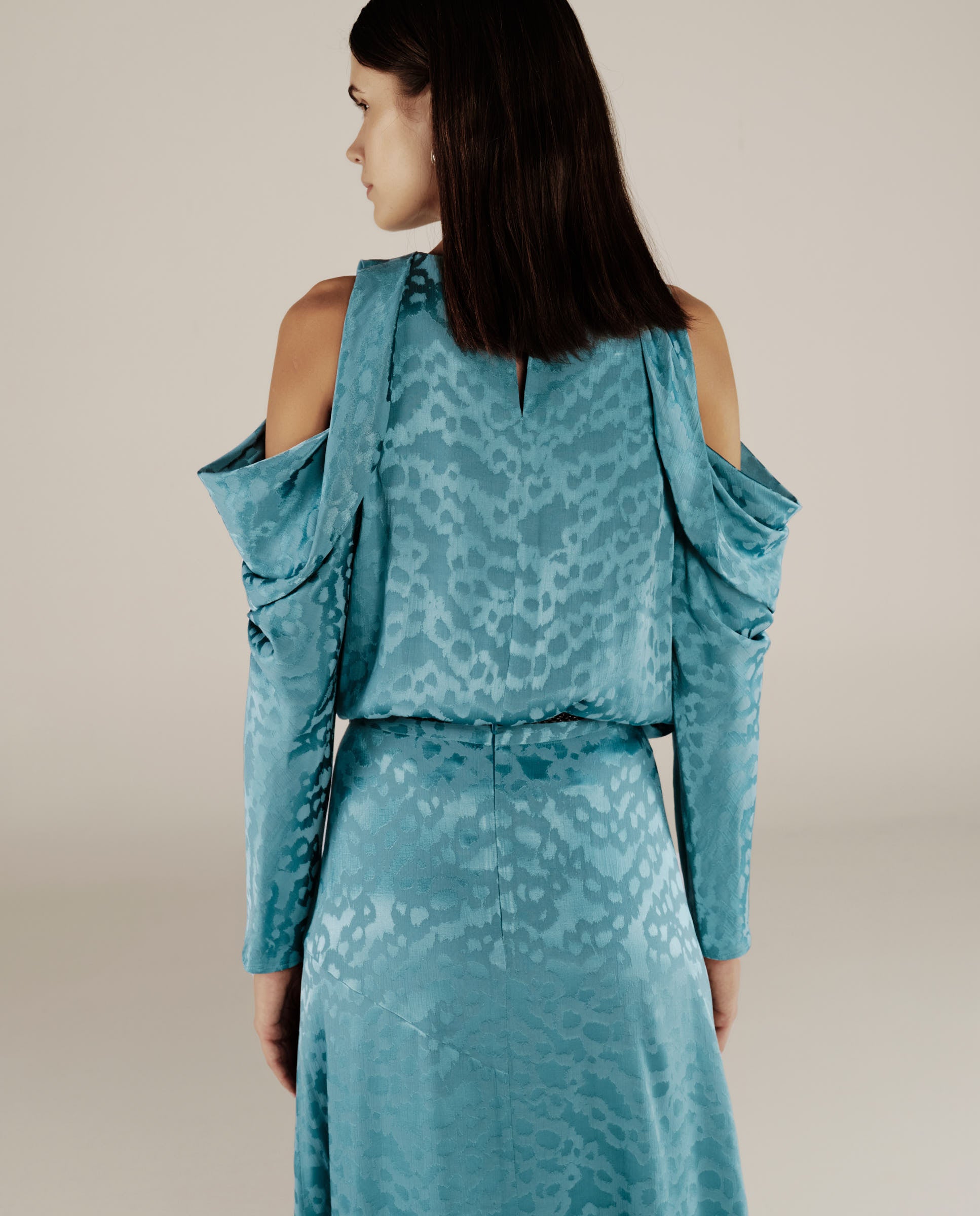 BHAKTI | Blusa Jacquard Azul Turquesa Hombros Descubiertos