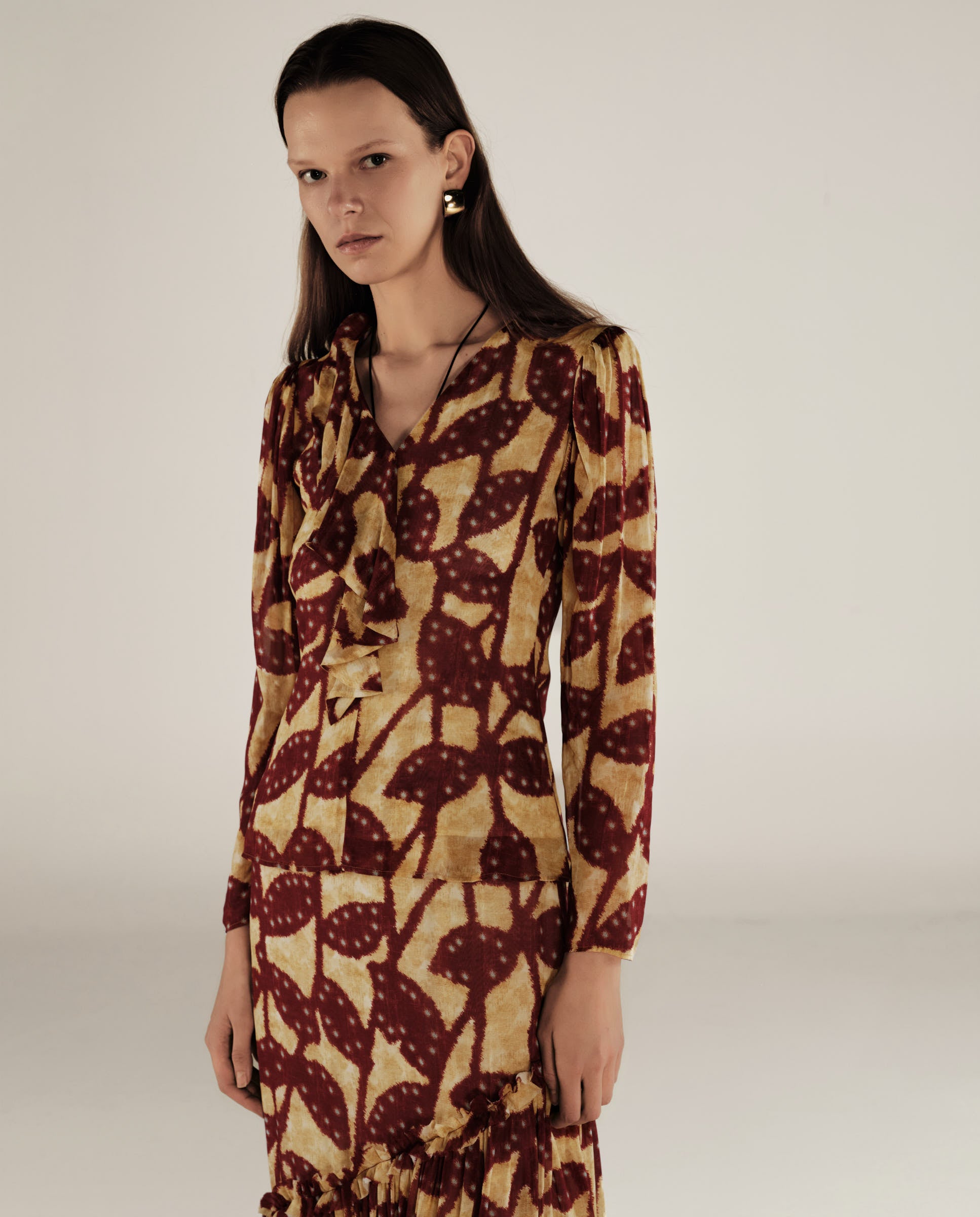 MILLIE | Blusa con Volantes en Burdeos y Dorado