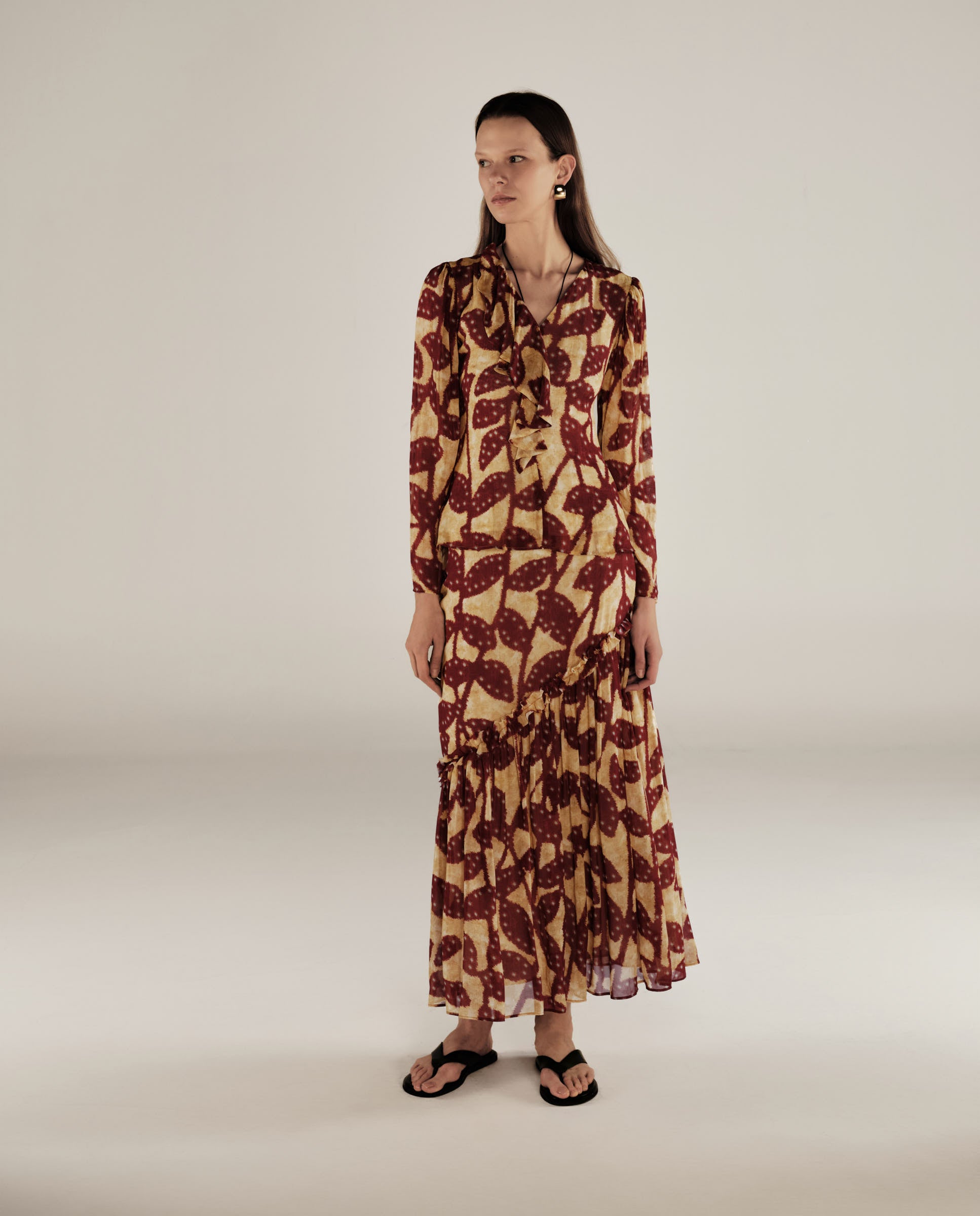 MILLIE | Blusa con Volantes en Burdeos y Dorado