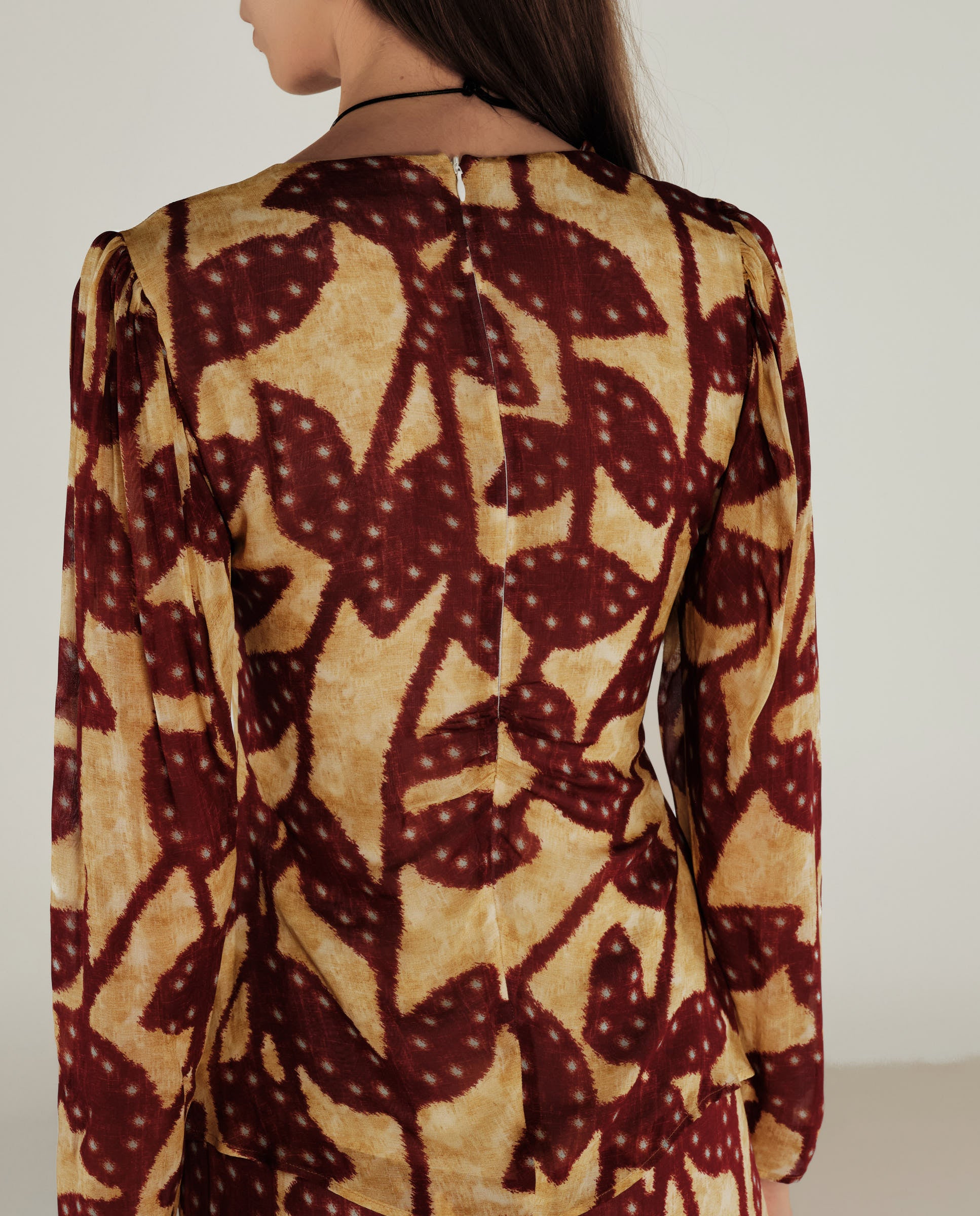 MILLIE | Blusa con Volantes en Burdeos y Dorado