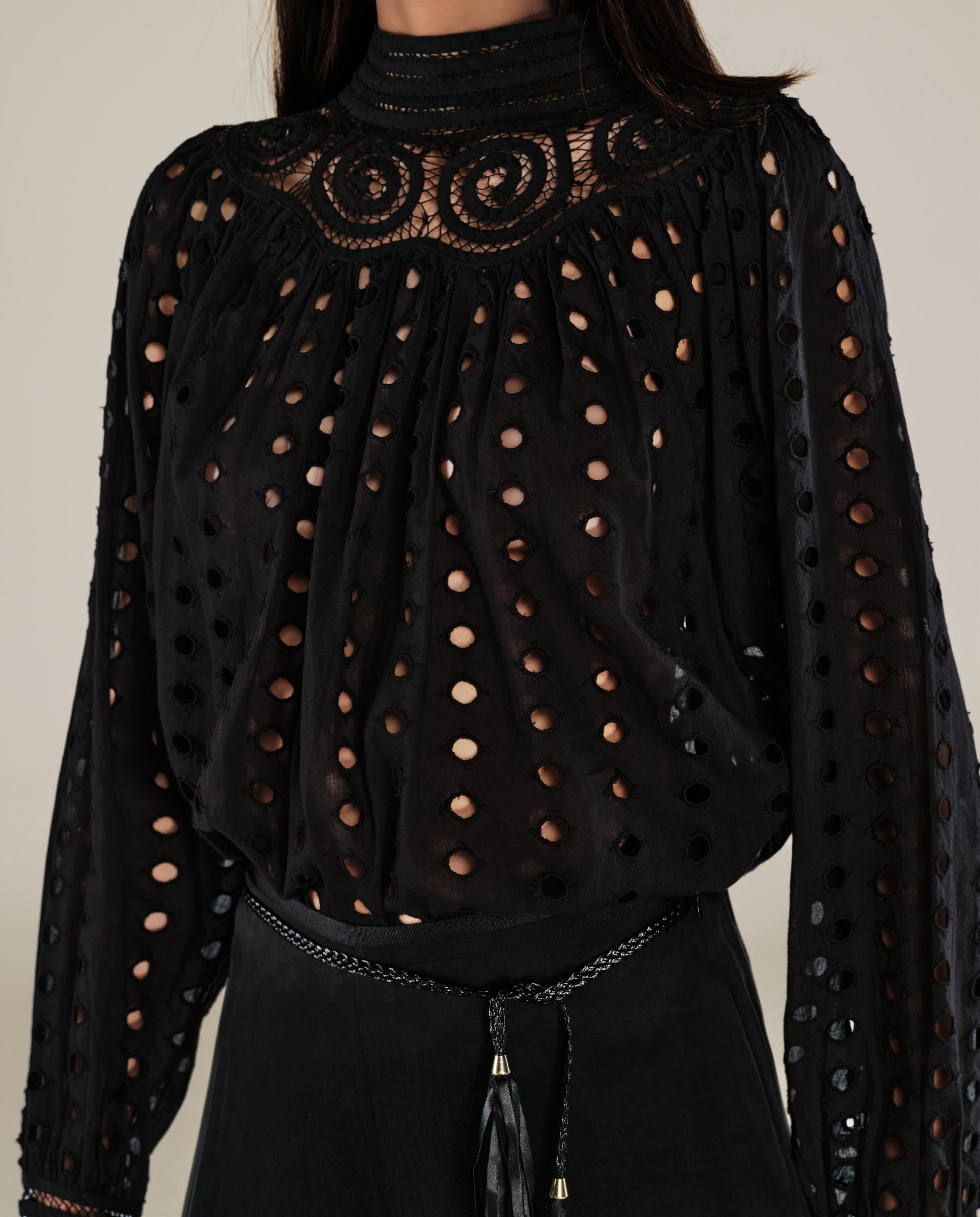 DOLKAR | Blusa de Algodón Negra con Bordado Inglés