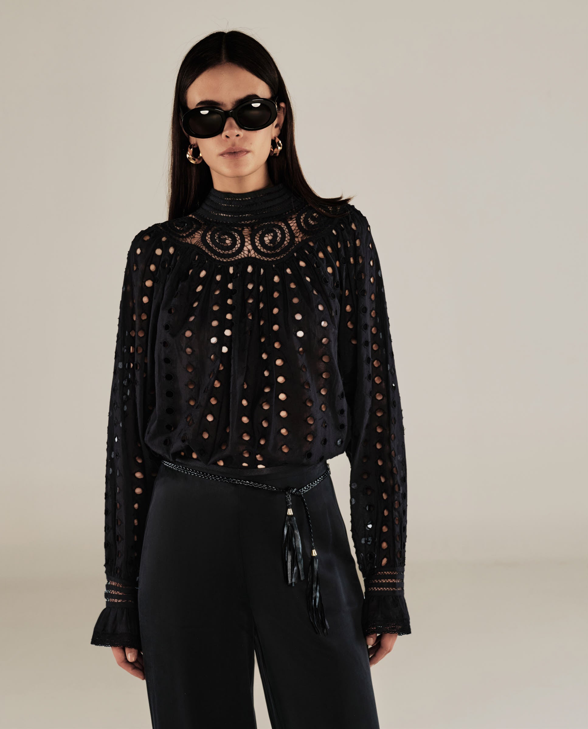DOLKAR | Blusa de Algodón Negra con Bordado Inglés