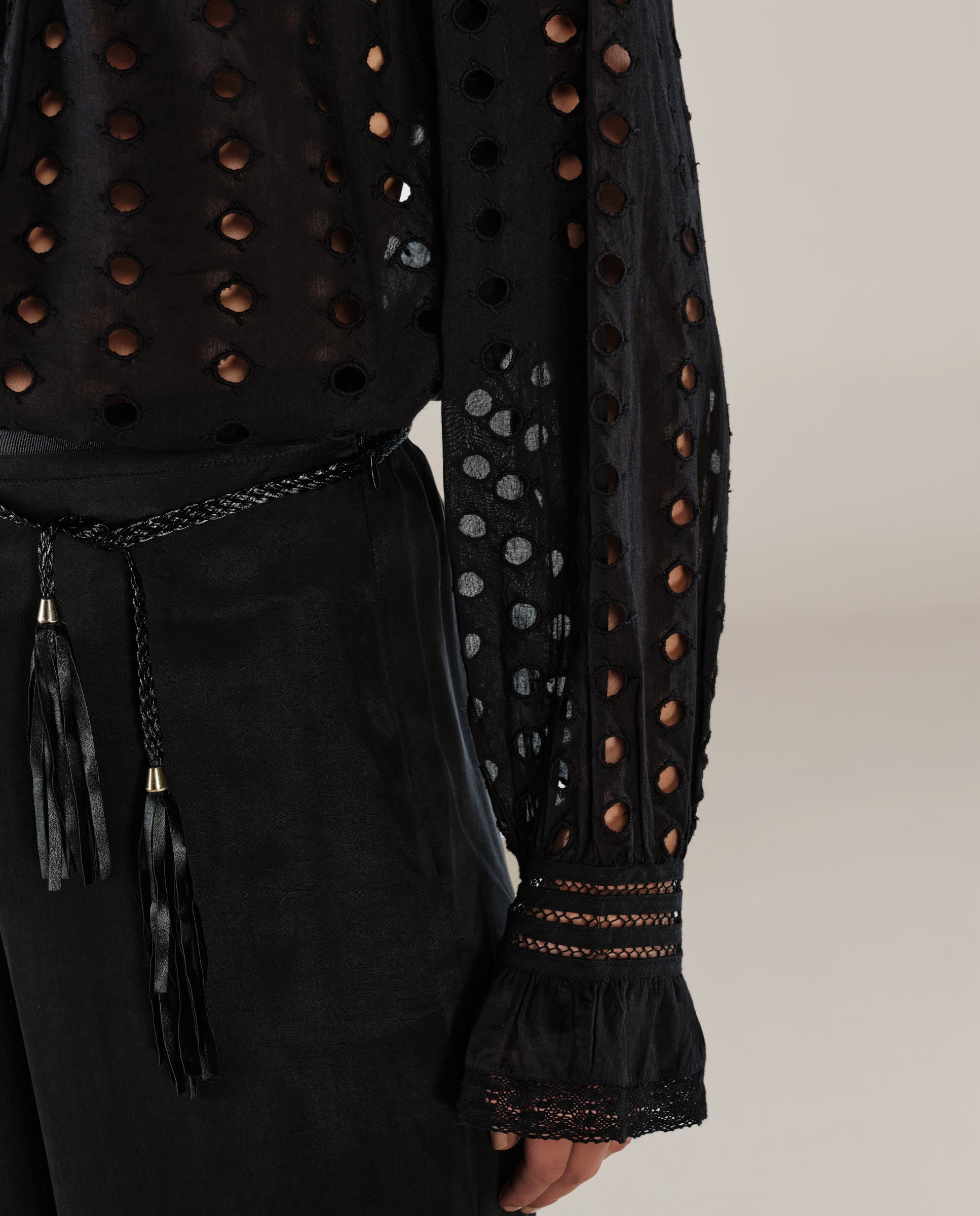 DOLKAR | Blusa de Algodón Negra con Bordado Inglés
