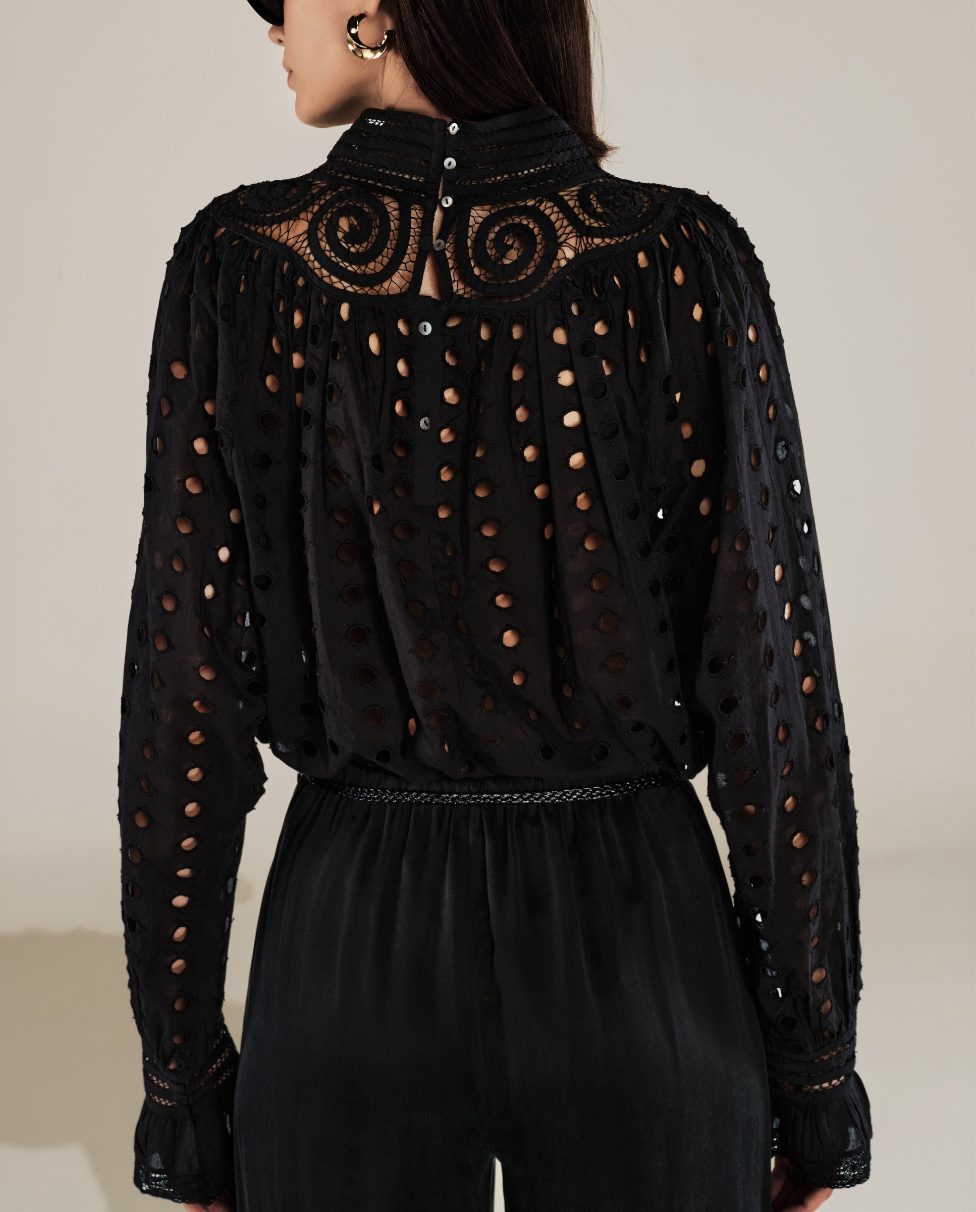 DOLKAR | Blusa de Algodón Negra con Bordado Inglés