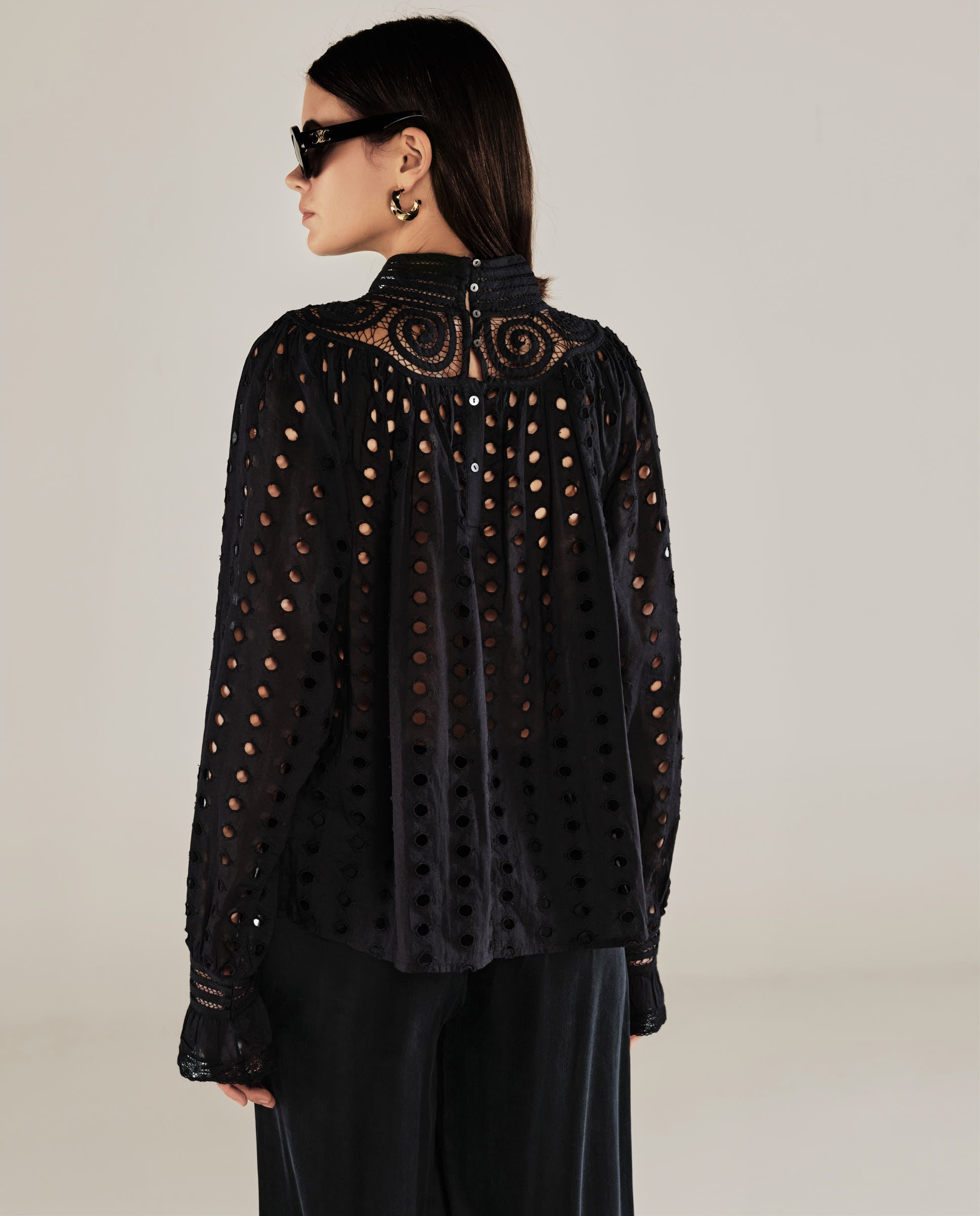 DOLKAR | Blusa de Algodón Negra con Bordado Inglés