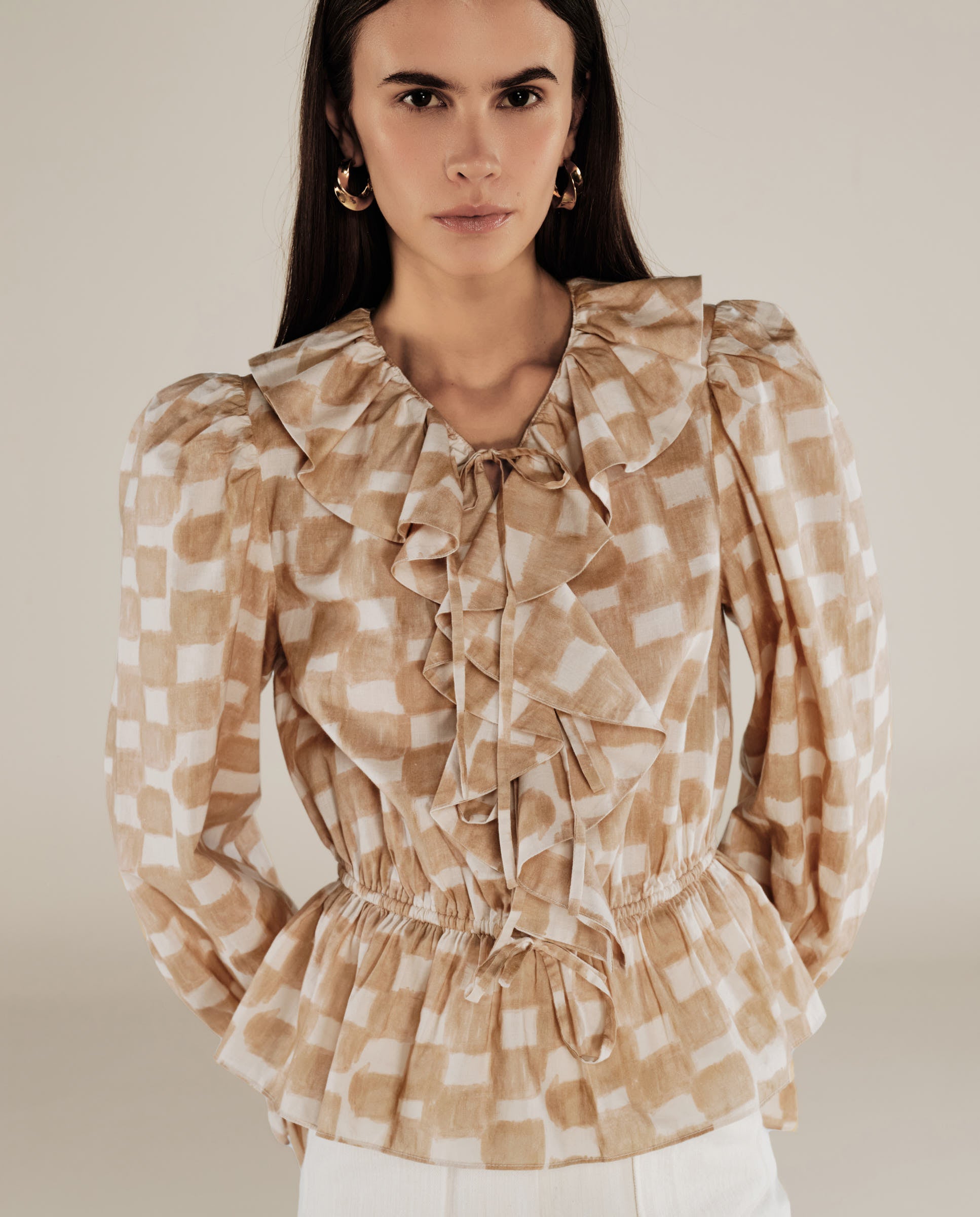 GURNOOR | Blusa de Algodón Marrón Suave con Volantes y Cuadros