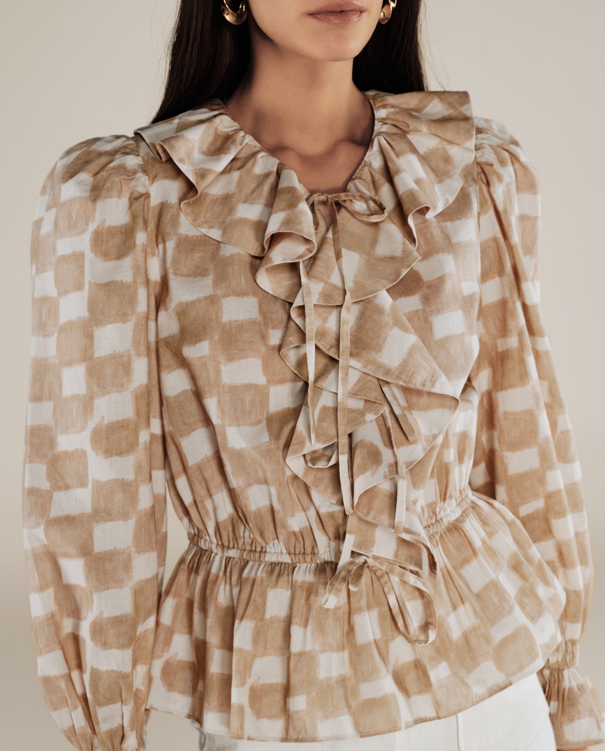 GURNOOR | Blusa de Algodón Marrón Suave con Volantes y Cuadros
