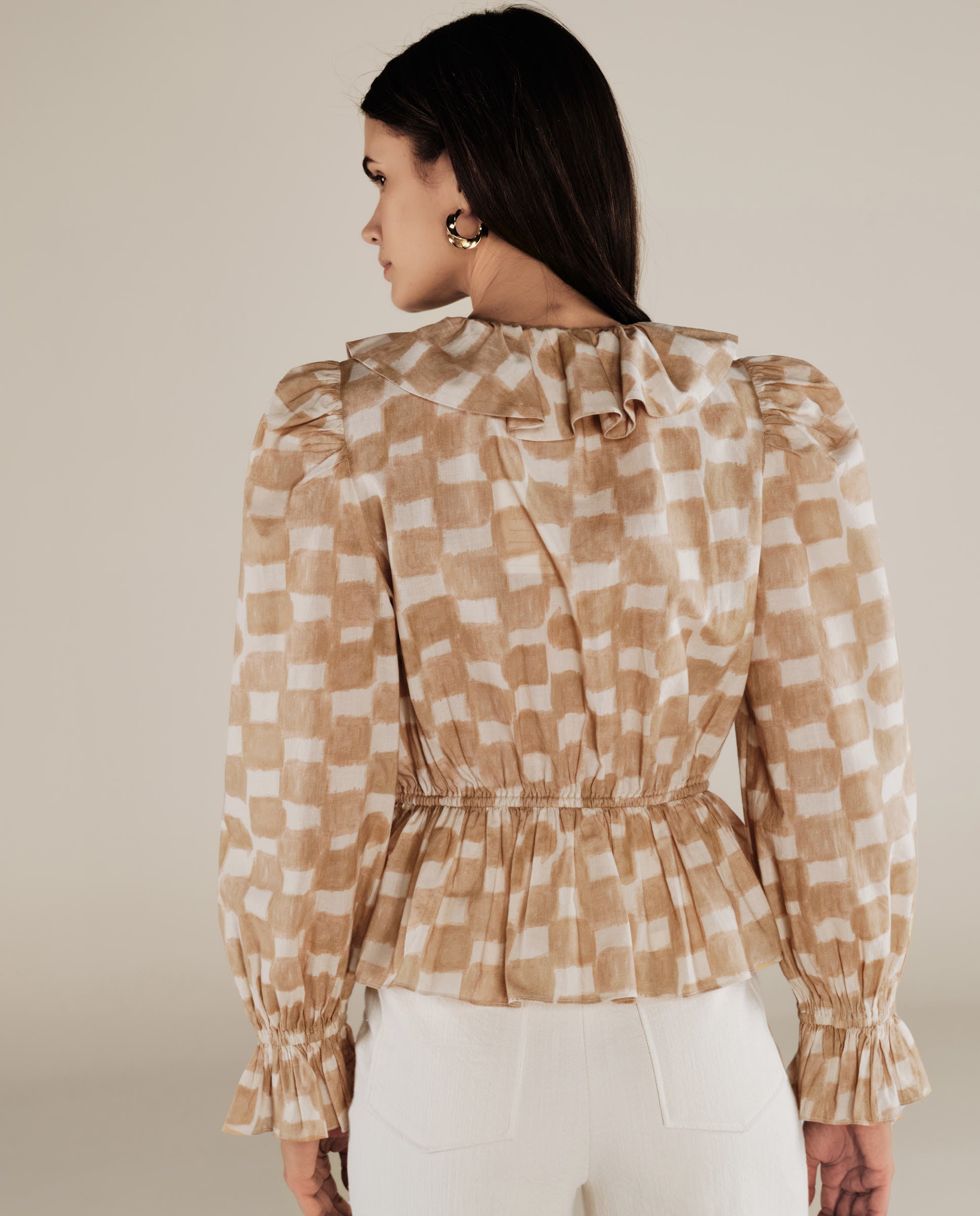 GURNOOR | Blusa de Algodón Marrón Suave con Volantes y Cuadros