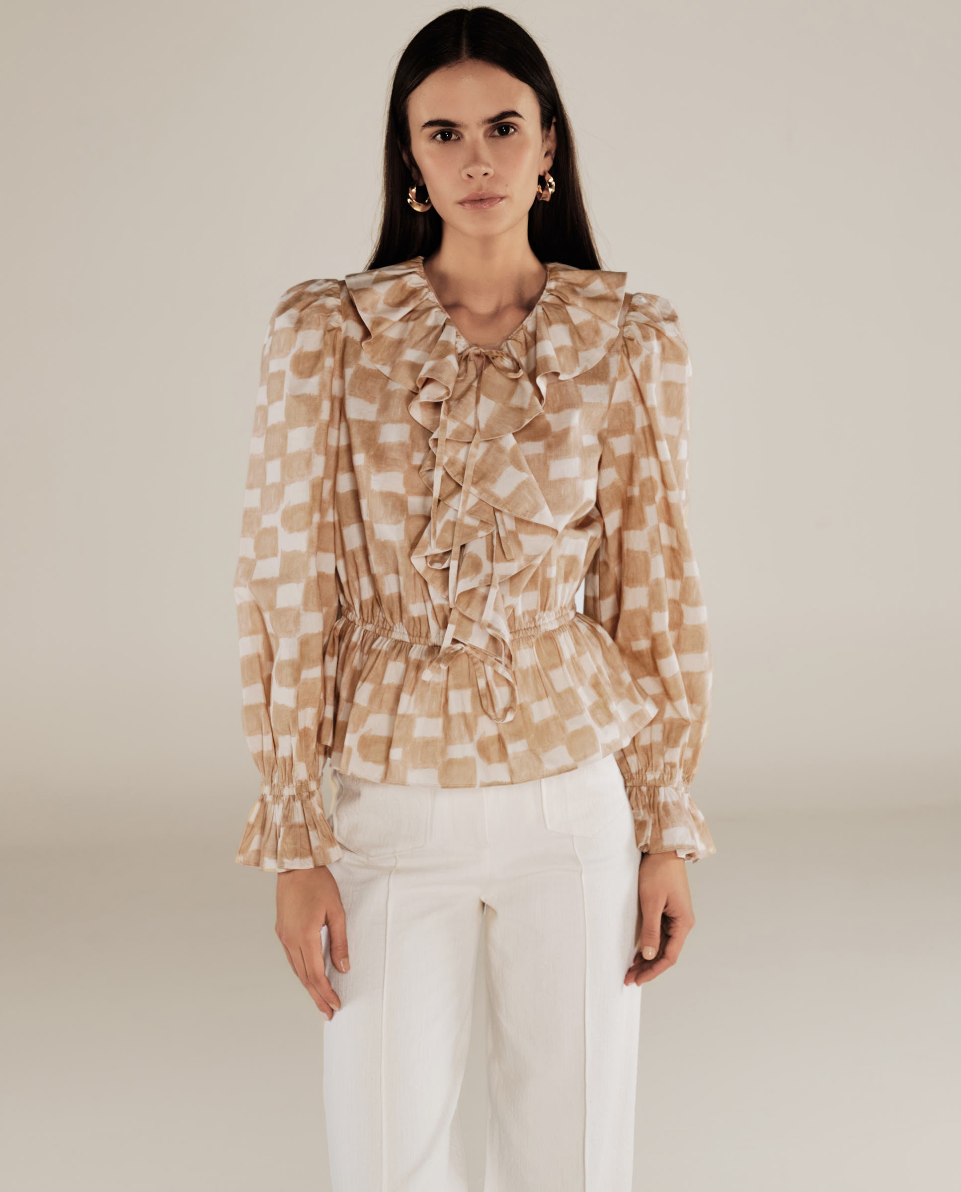 GURNOOR | Blusa de Algodón Marrón Suave con Volantes y Cuadros