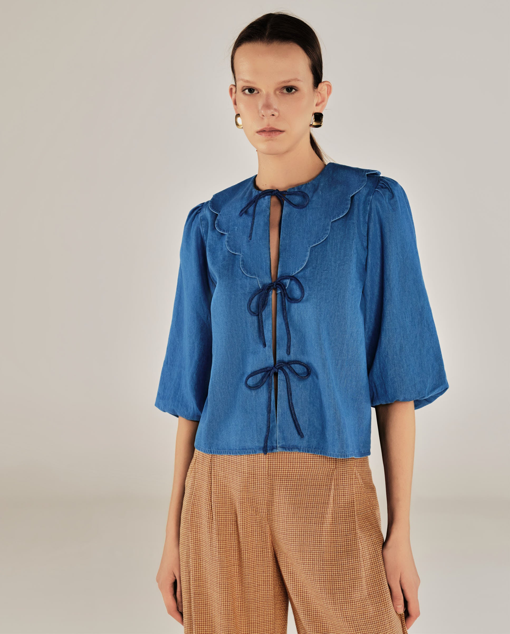 BRUNELLA | Blusa de Algodón Azul Denim con Lazo Frontal