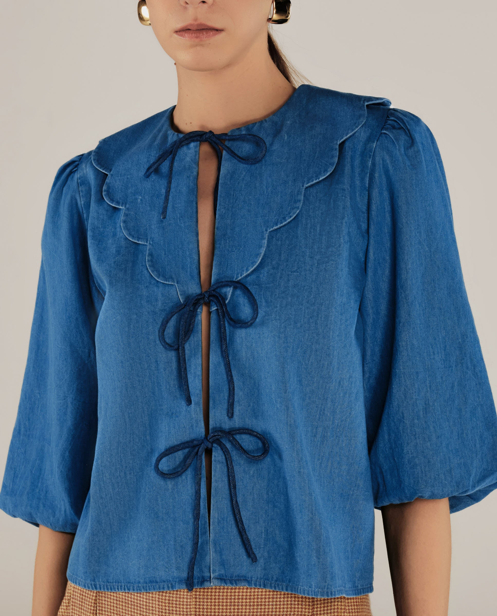 BRUNELLA | Blusa de Algodón Azul Denim con Lazo Frontal