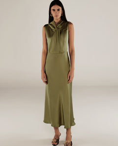 RANYA | Vestido Midi Sin Mangas en Verde Hierba con Frente Retorcido