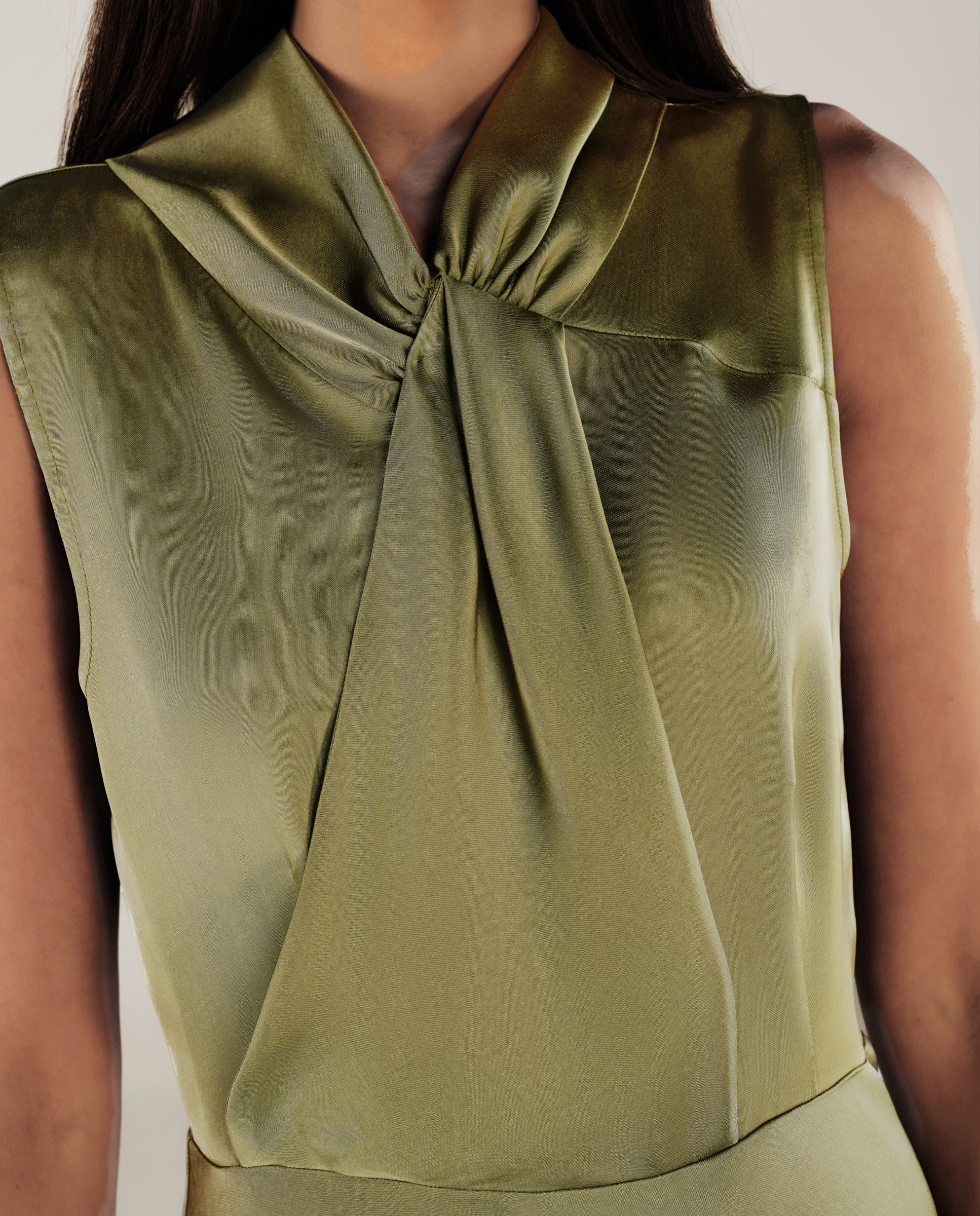 RANYA | Vestido Midi Sin Mangas en Verde Hierba con Frente Retorcido