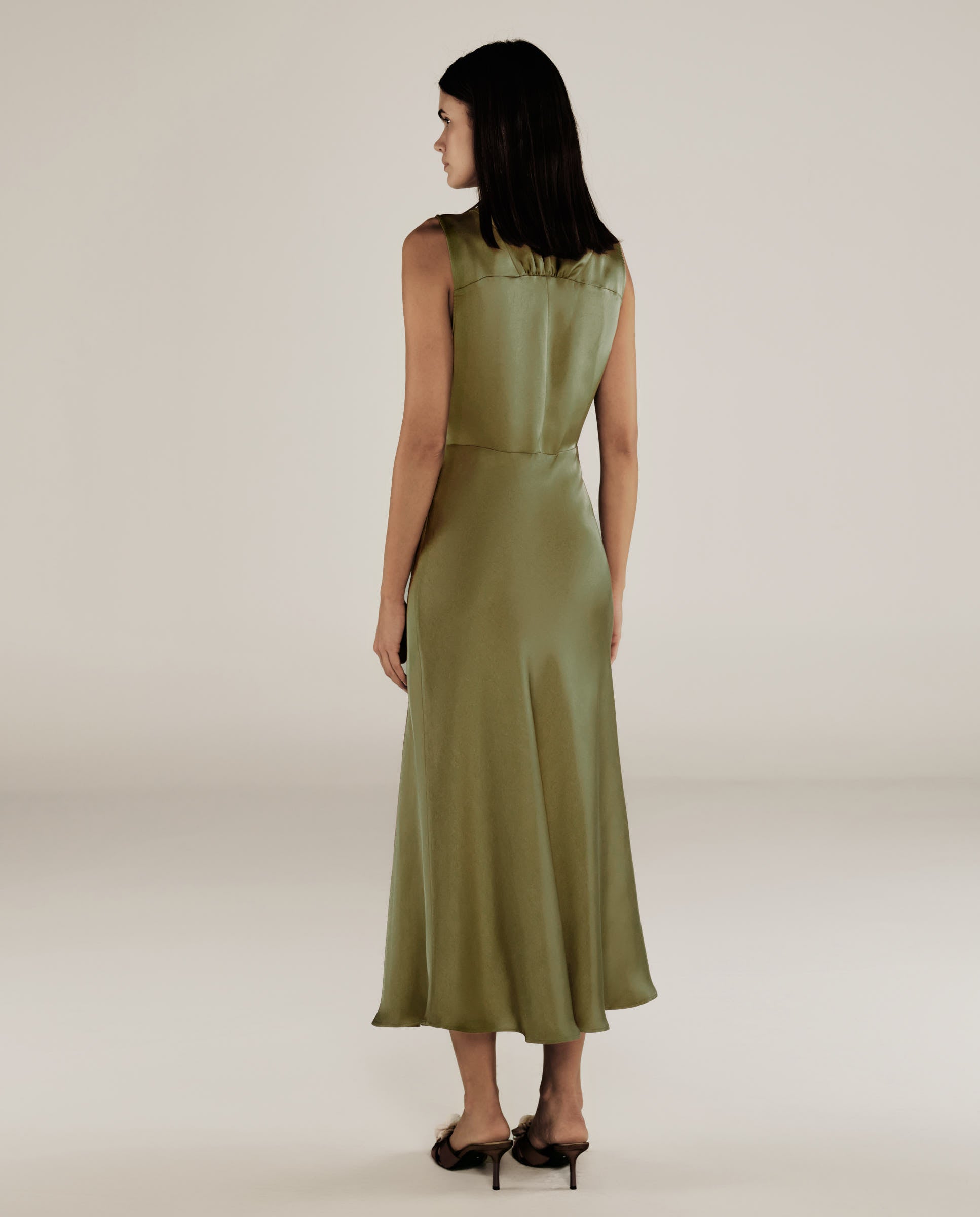 RANYA | Vestido Midi Sin Mangas en Verde Hierba con Frente Retorcido